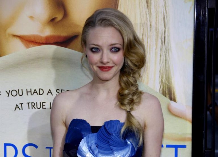 Amanda Seyfried Goes Viral After Clapping Video From Golden Globes Reaches Three Million Views