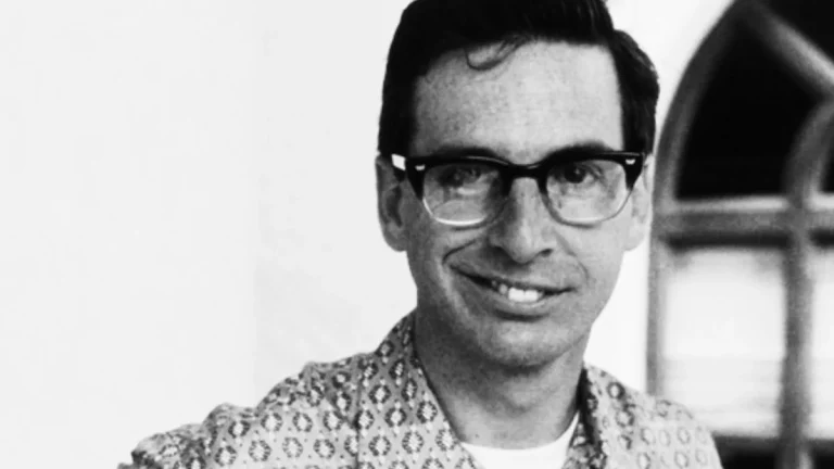 Robert Carradine, known for ‘Revenge of the Nerds’ and ‘Lizzie McGuire,’ Has Died at 71